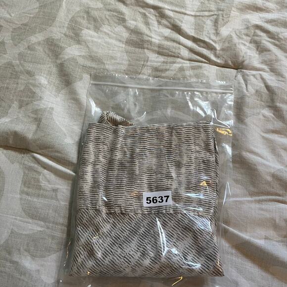 Loewe patterned silk top women’s size 8/40 keyhole button back - Picture 11 of 11